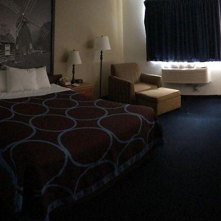 Super 8 By Wyndham Montgomery Maybrook Eksteriør billede