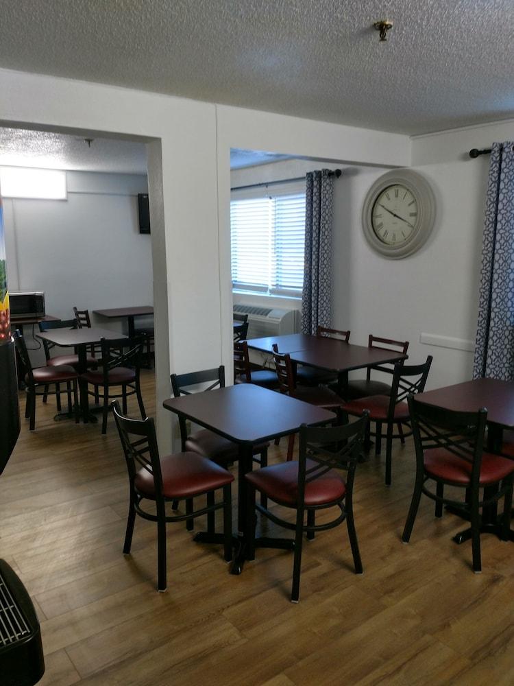 Super 8 By Wyndham Montgomery Maybrook Eksteriør billede