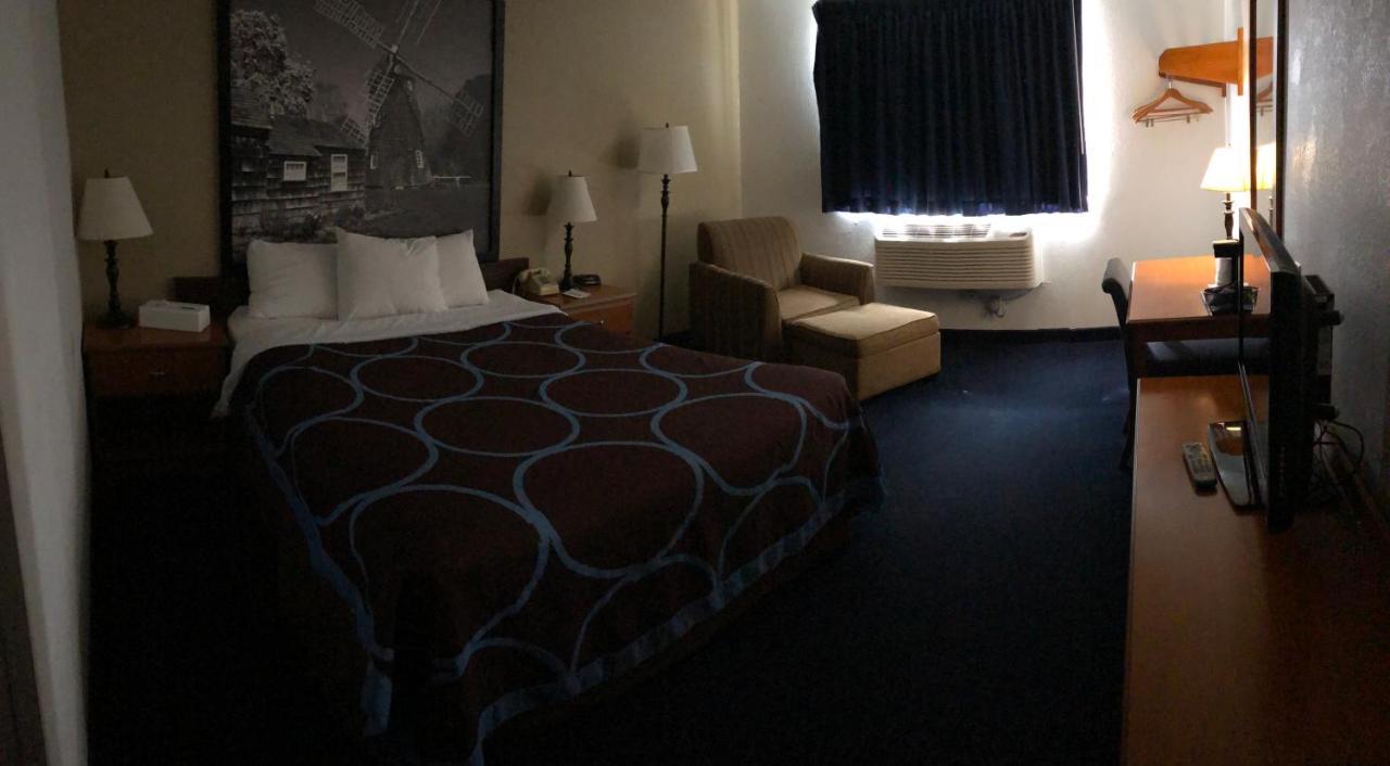 Super 8 By Wyndham Montgomery Maybrook Eksteriør billede